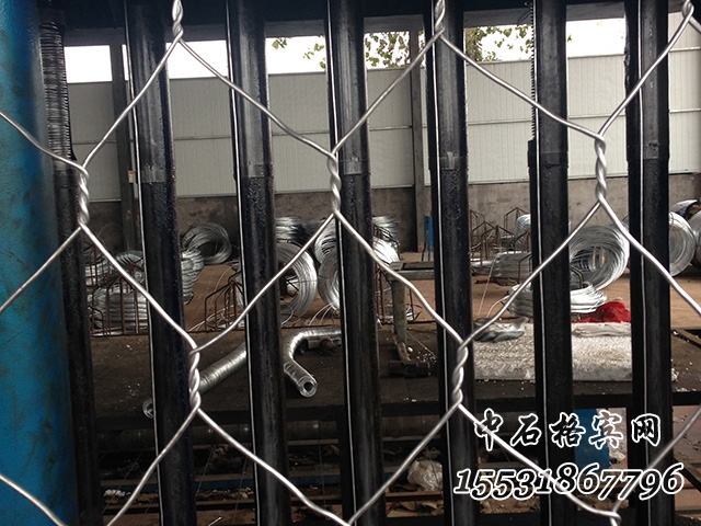 雙絞三擰熱鍍鋅賓格網(wǎng)石籠.jpg 雙絞三擰熱鍍鋅賓格網(wǎng)石籠.jpg